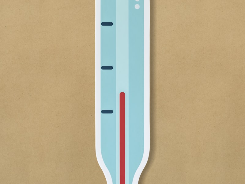 Glückliches Baby planscht im warmen Badewasser