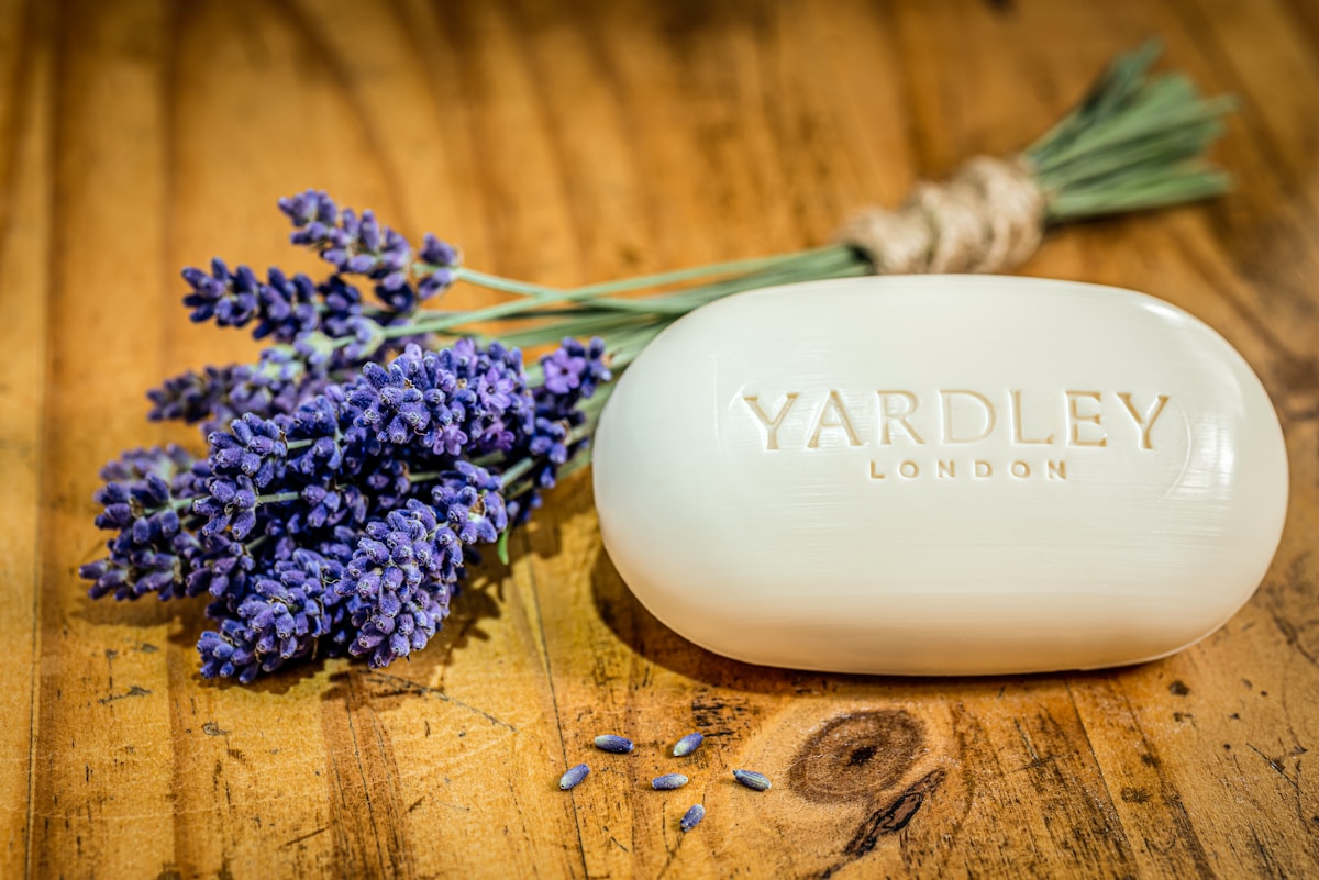 Natürliche Zutaten für selbstgemachten Baby-Badezusatz