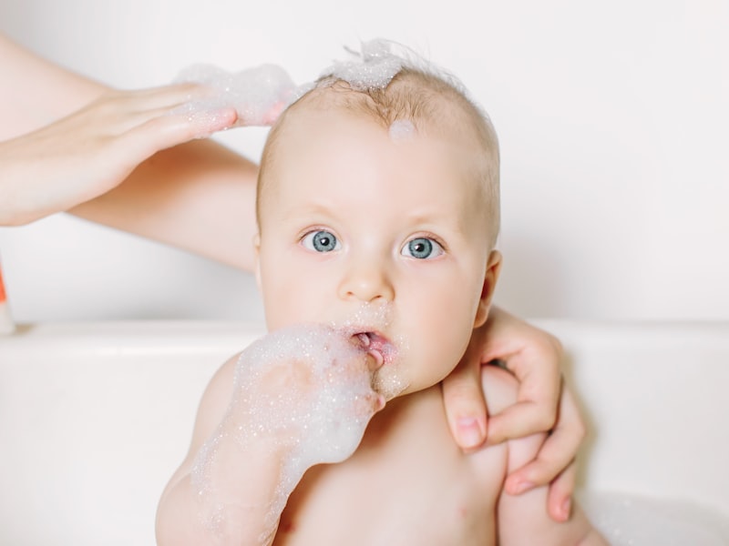 Gelbe Badeente schwimmt in Schaumbad