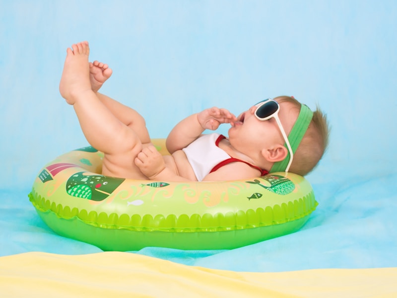 Zarte Babyfüße werden liebevoll gehalten