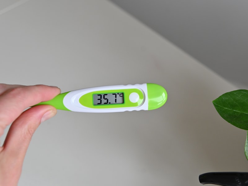 Baby wird liebevoll in warmem Wasser gebadet