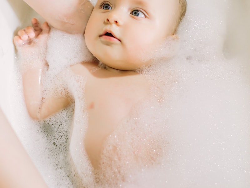 Babyfüße werden sanft von Mutterhänden gehalten