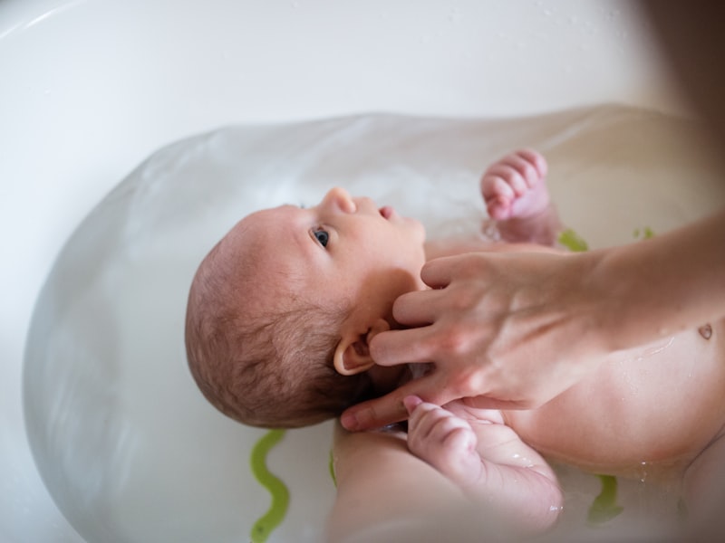 Zufriedenes Baby in der Babywanne